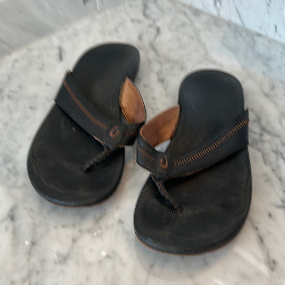 OluKai Black and Brown Thong Sandals